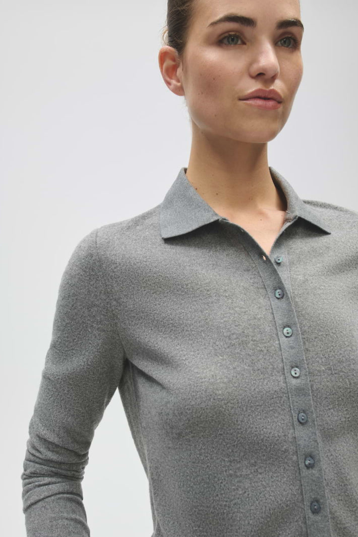 Lichtgrijze Sugimi Quiet top van Opus, zachte stof en casual pasvorm, gedragen door een model.