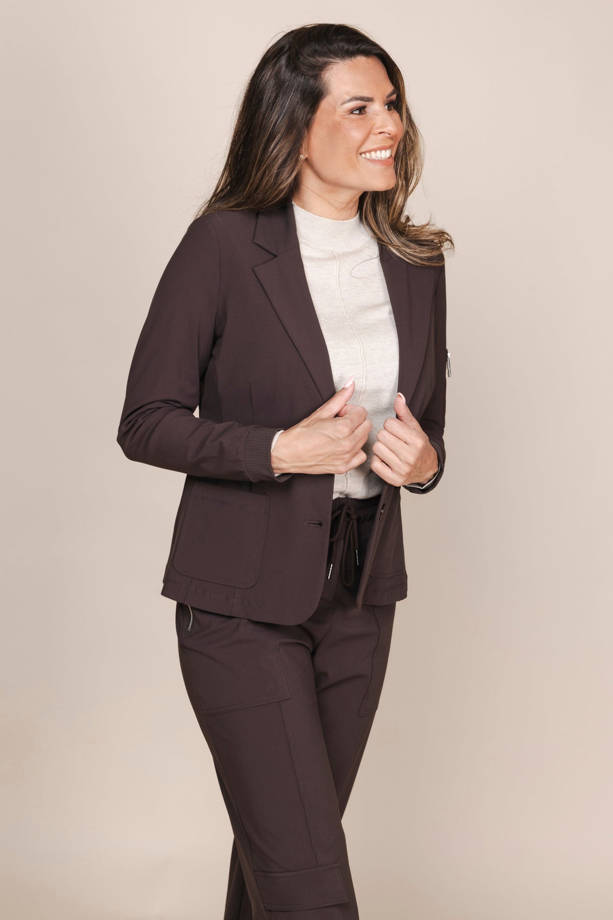 Zoso Travel Blazer Tamar Espresso 265, herenreversibel blazer met stijlvolle pasvorm, zichtbaar in de afbeelding.