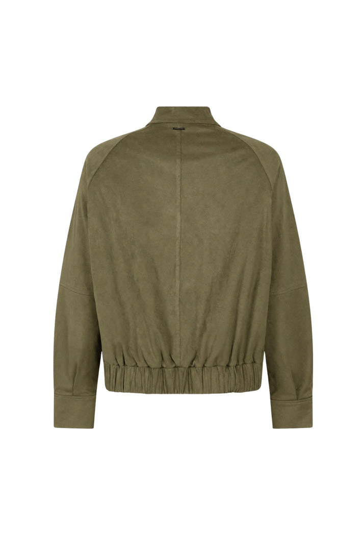 Groene Kendra jas van Zoso met capuchon en ritssluiting, gedragen door een model, geschikt voor buiten.