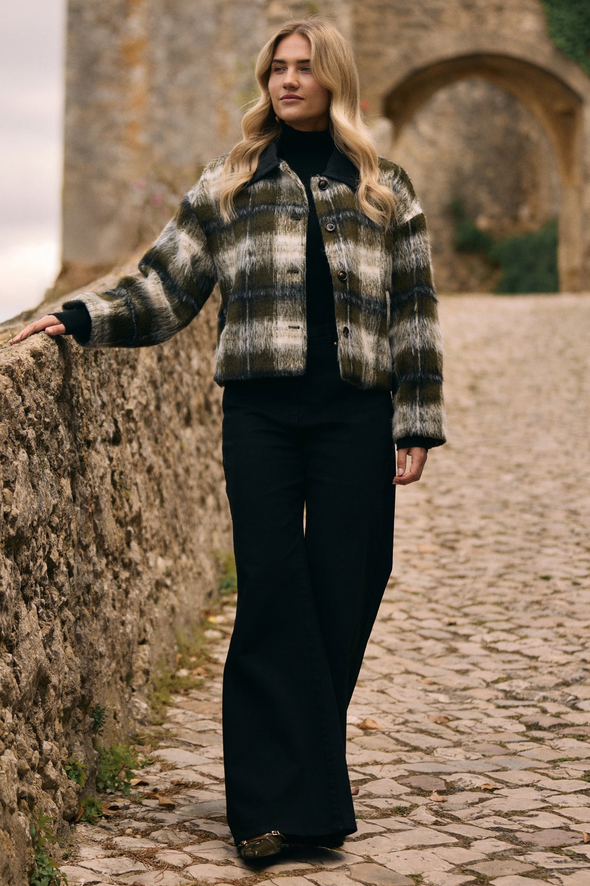 Lichte offwhite Moss jacket Debora van Nukus, zacht materiaal en elegante pasvorm, zichtbaar op de afbeelding.