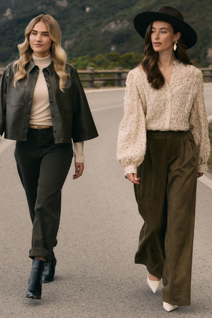 Bruine suède broek van Nukus, Bodine Suede Moss met comfortabele pasvorm en stijlvolle uitstraling.