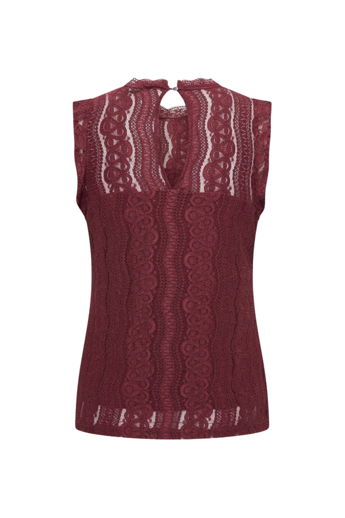Reis top van Mi Piace in kant en burgundy kleur, met bloemenpatroon en delicate details, perfect voor elegante reizen of gelegenheden.