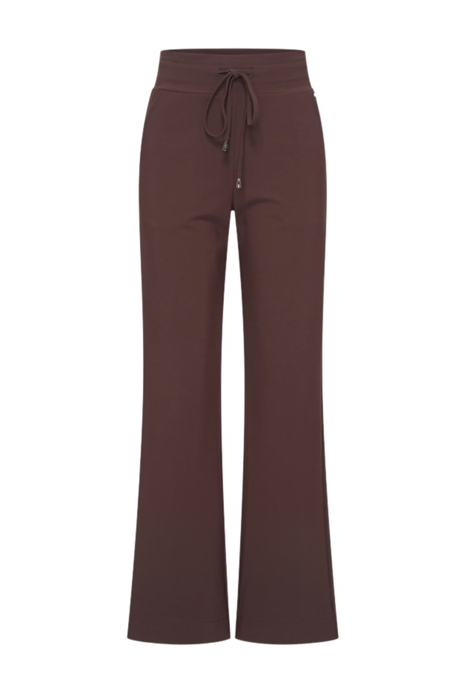 Mi Piace bonded reisbroek flared in espresso, close-up van de stoffen textuur en pasvorm op model.