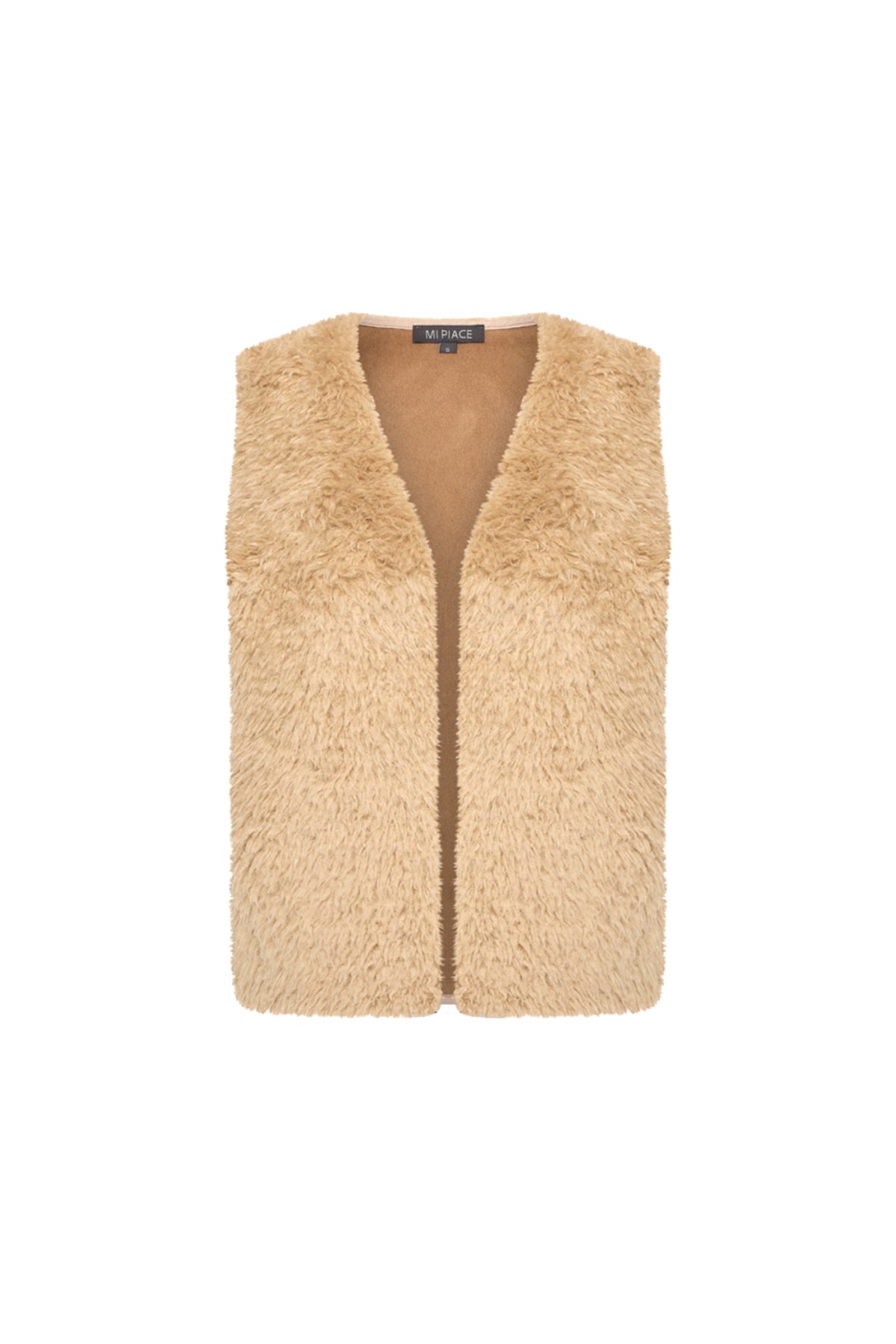 Lichte sandkleurige wollen gilet van Mi Piace met zachte voering, gedragen door een model, close-up van de textuur en pasvorm