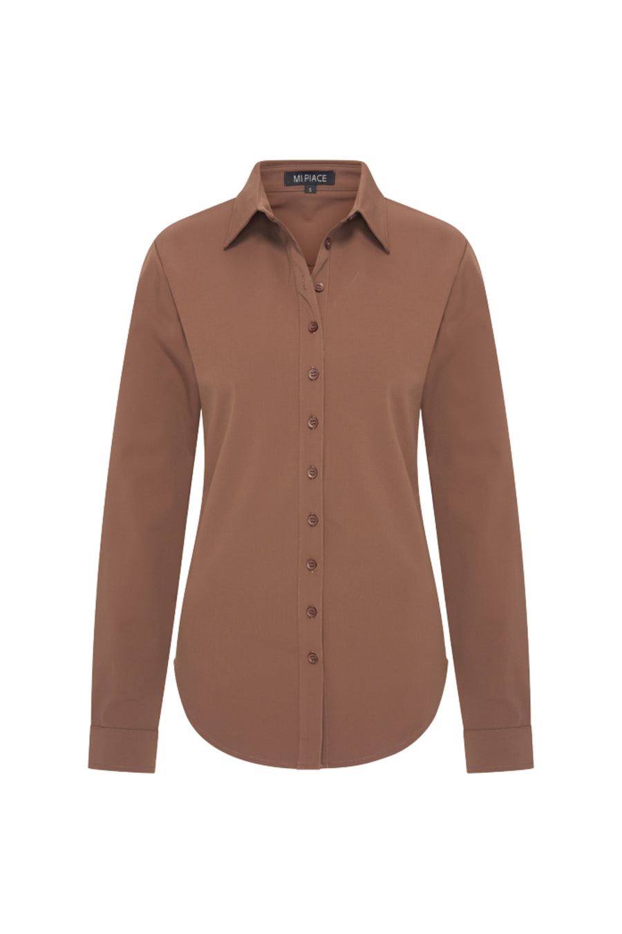Mi Piace Travel blouse in chestnut kleur, visueel met vlotte snit en comfortabele stof, geschikt voor reizen en dagelijks gebruik.