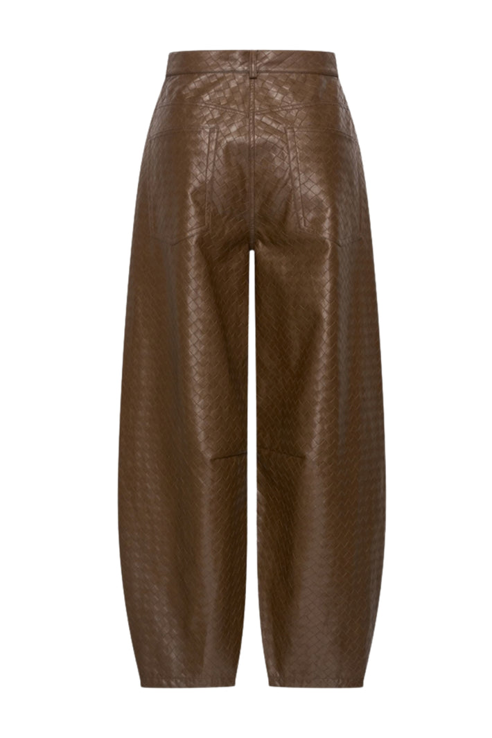 Vegan leren broek van Mi Piace met geweven structuur in chestnut kleur, stijlvolle en duurzame damesbroek.