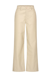Lange vegan leren broek Milano Sand van Mi Piace met rechte snit en elegante uitstraling, zichtbaar op de foto.