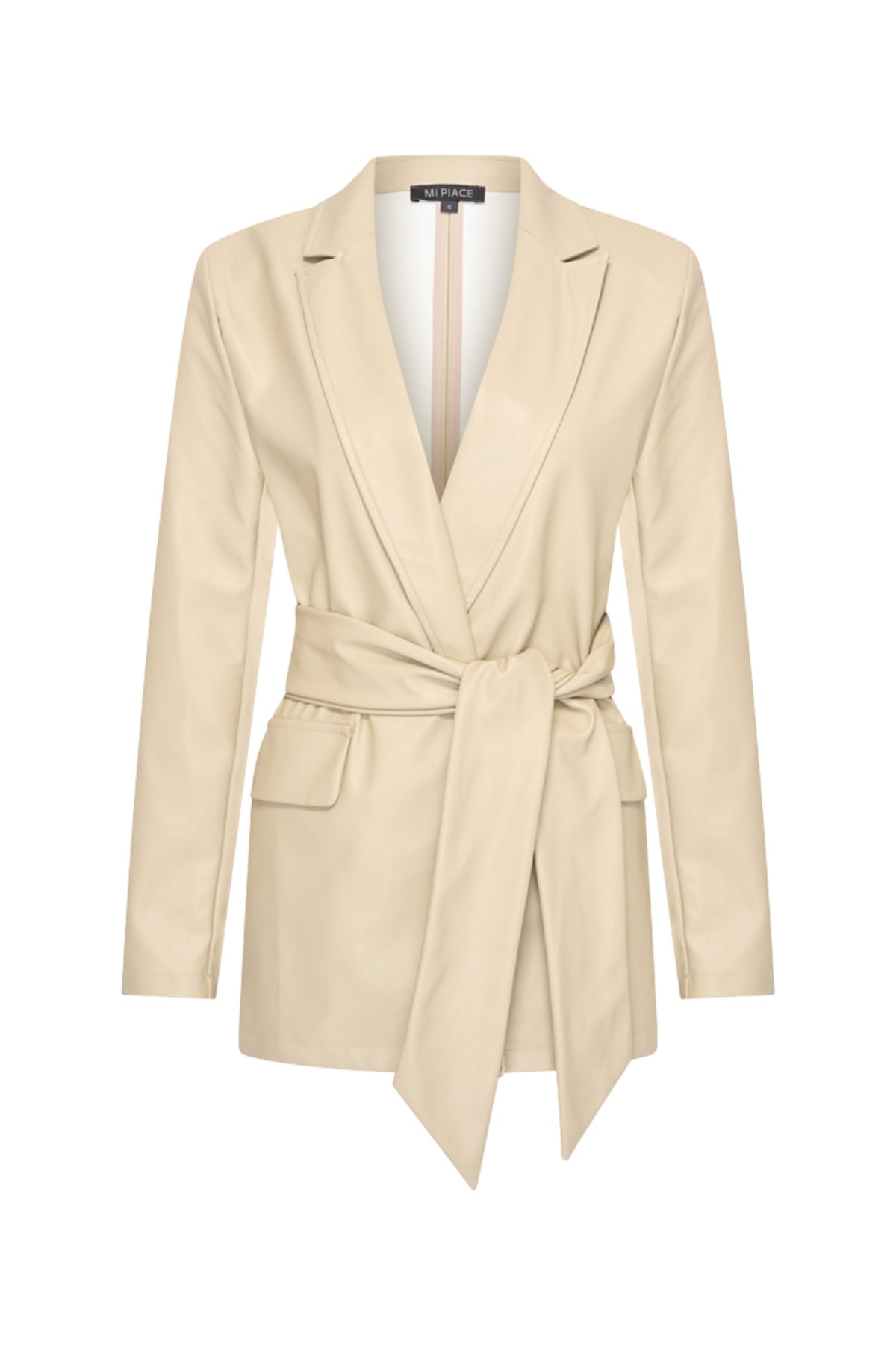 Lichtroze vegan leren blazer met riem van Mi Piace, stijlvolle en modieuze damesjas voor formele en casual gelegenheden.