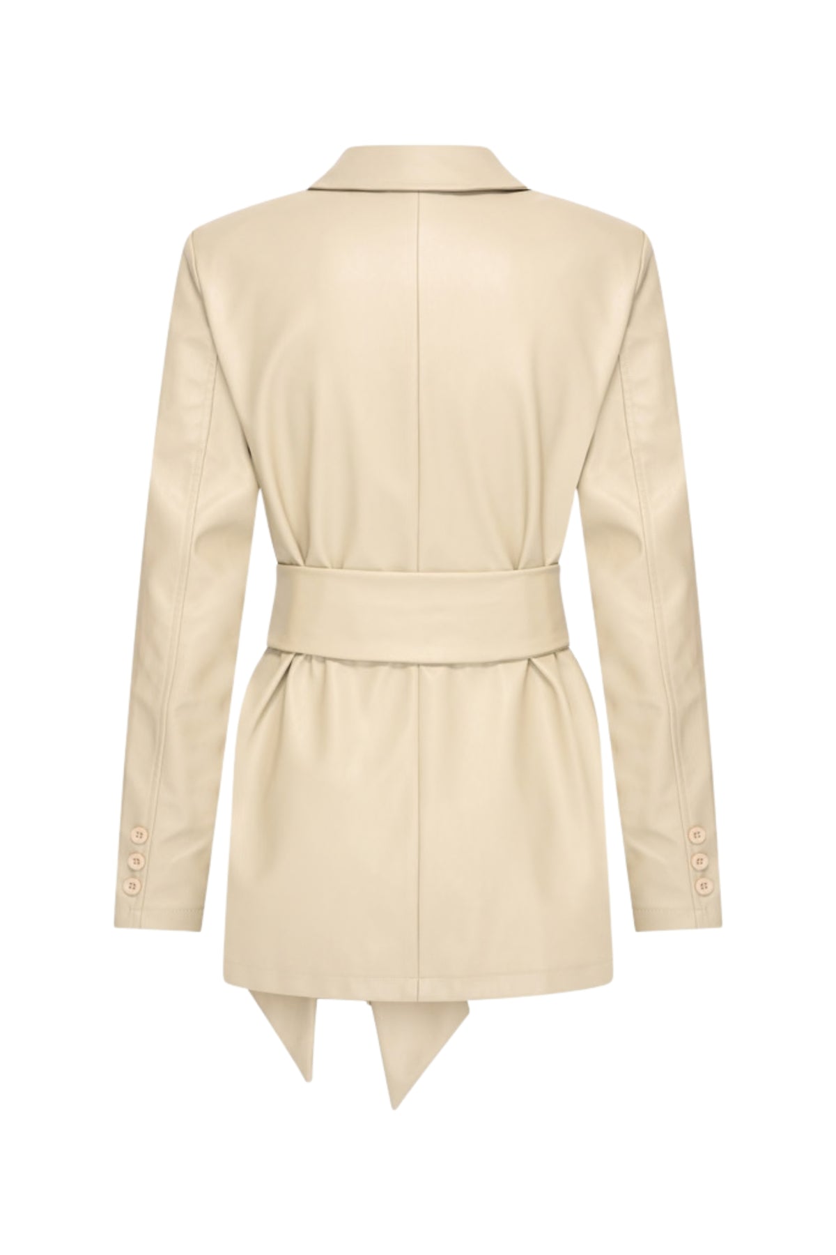 Blazer met riem van veganistisch leer in zandkleur, door Mi Piace, getoond op een model met de blazer en riem zichtbaar.