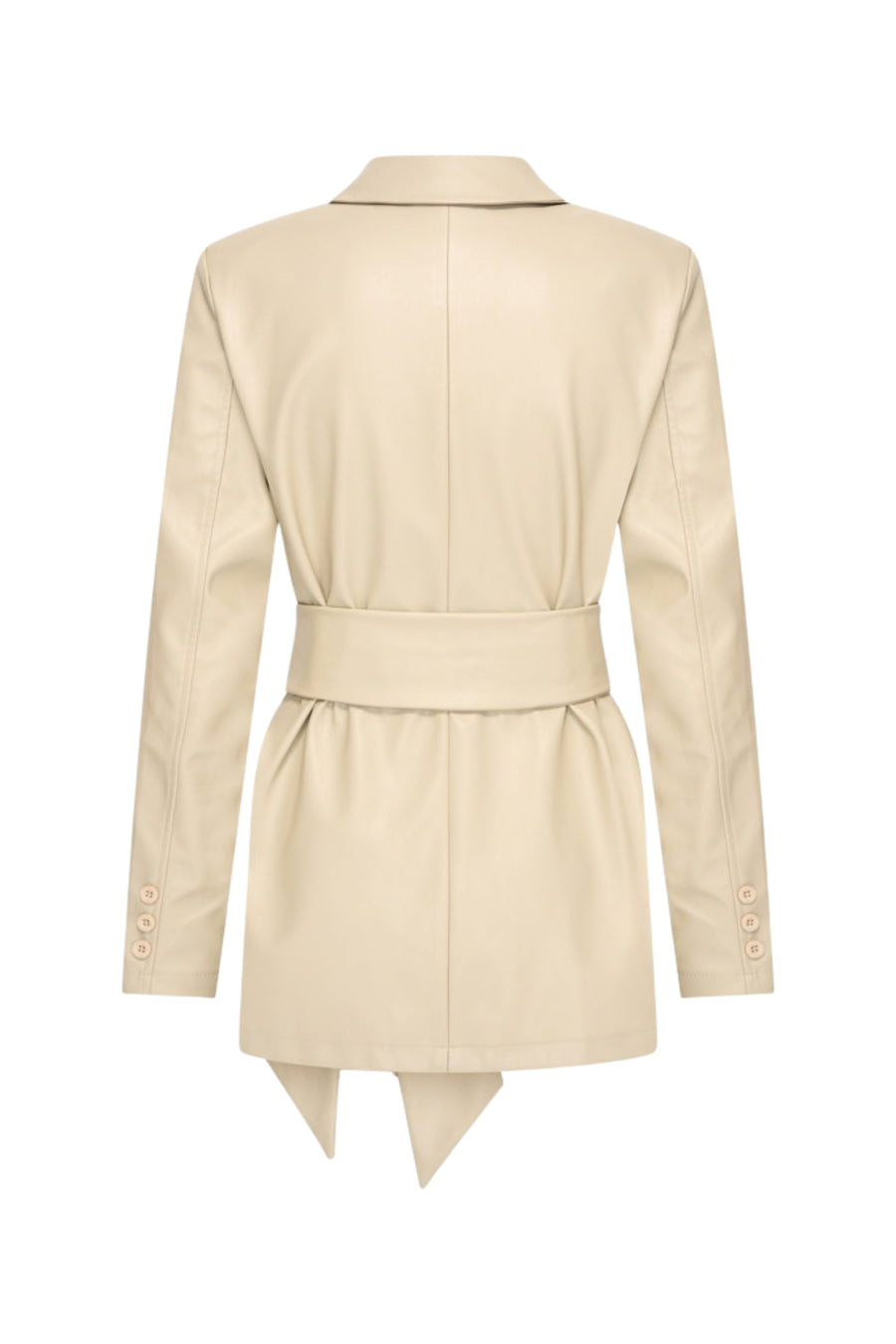 Blazer met riem van veganistisch leer in zandkleur, door Mi Piace, getoond op een model met de blazer en riem zichtbaar.