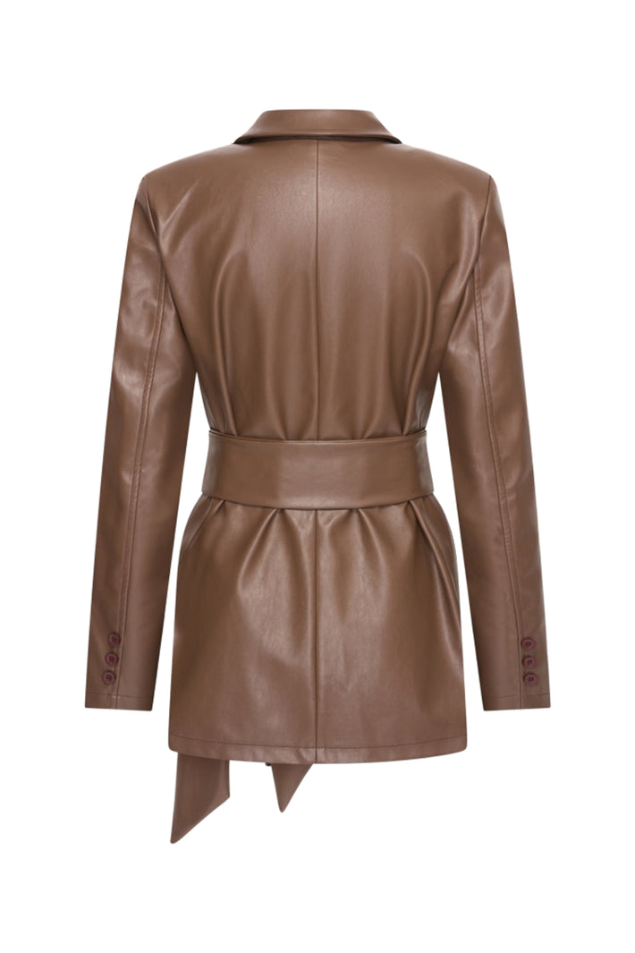 Bruine vegan leren blazer met riem van Mi Piace, stijlvolle chestnut kleur, getoond op model.