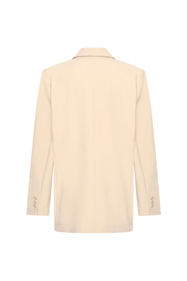 Oversized Bonded Travel Blazer in zandkleur van Mi Piace, zichtbaar op model met elegante pasvorm en comfortabele stijl