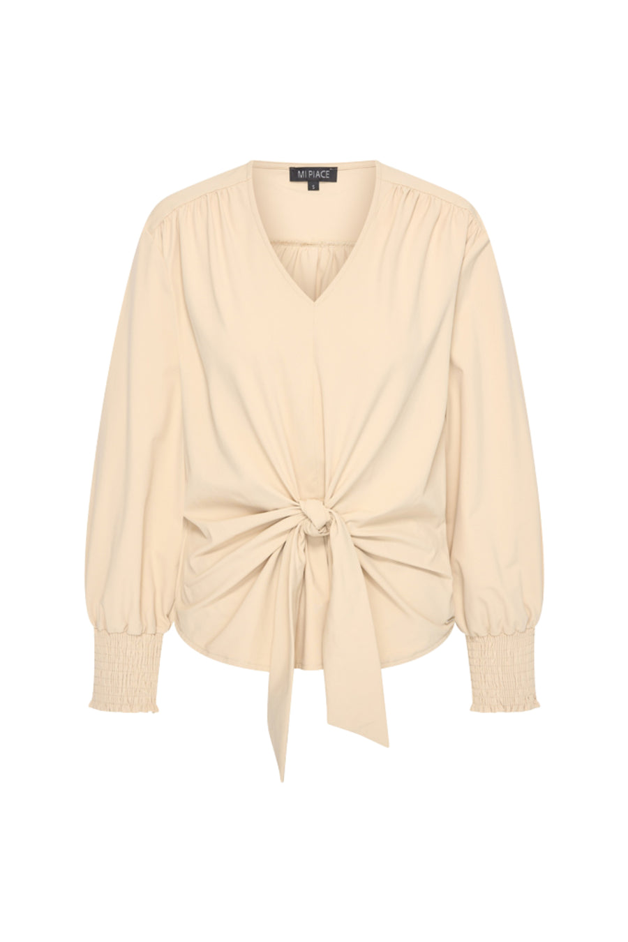 Mi Piace Travel Top Knotted Sand, lichtbruine top met knoopdetail, geschikt voor reizen en casual dragen.