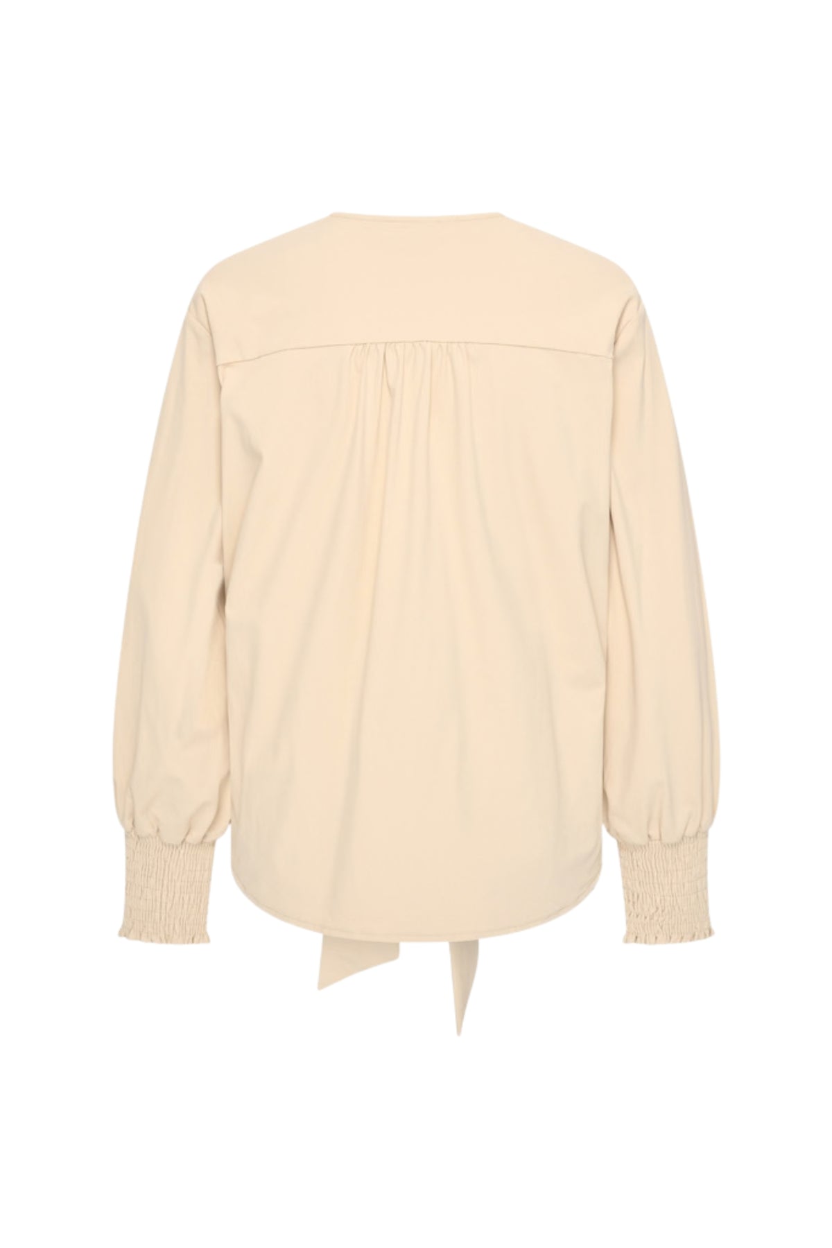 Mi Piace Travel Top met knoopdetails in zandkleur, casual en comfortabel voor reizen en dagelijks gebruik.