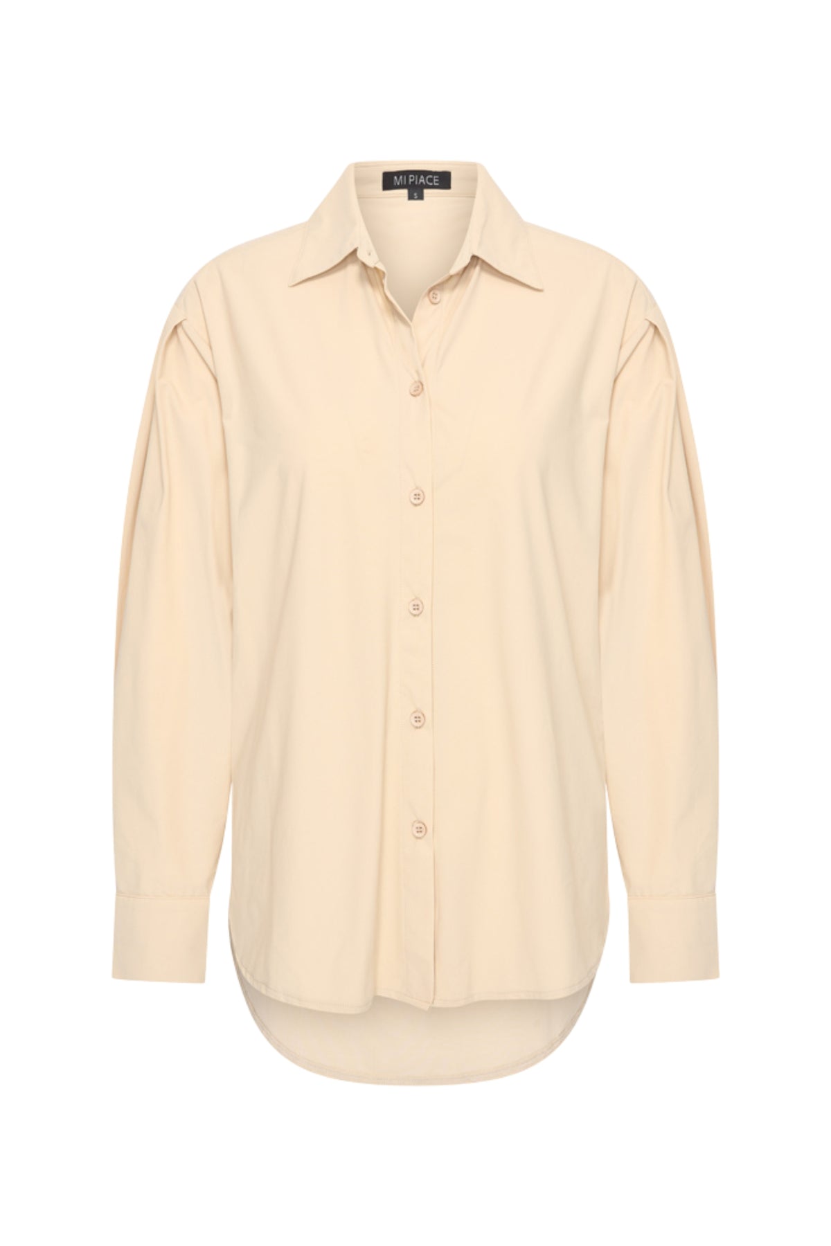 Licht zandkleurige reisblouse van Mi Piace, zachte stof en casual pasvorm, gedragen door een model op een lichte achtergrond.
