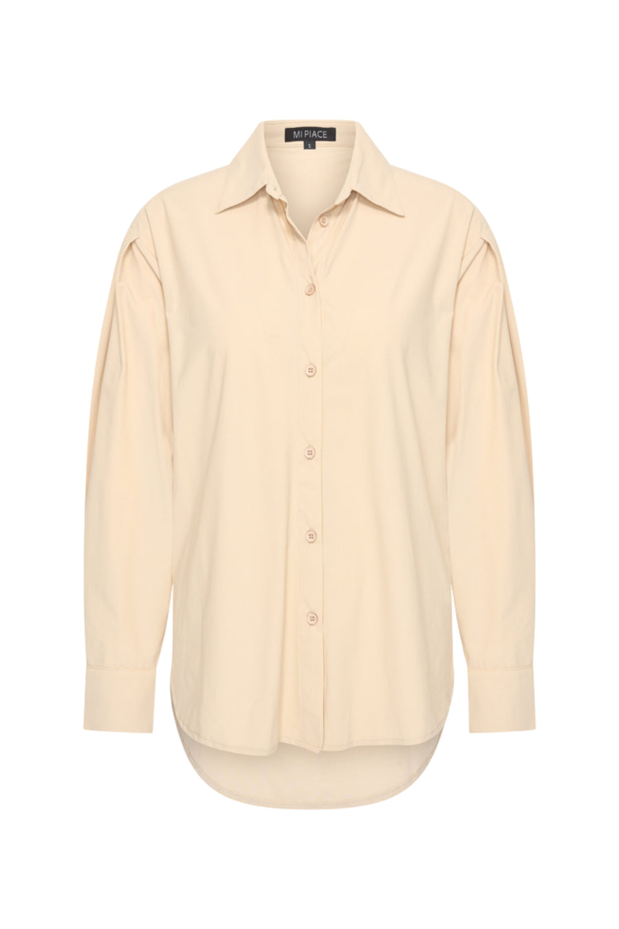 Licht zandkleurige reisblouse van Mi Piace, zachte stof en casual pasvorm, gedragen door een model op een lichte achtergrond.