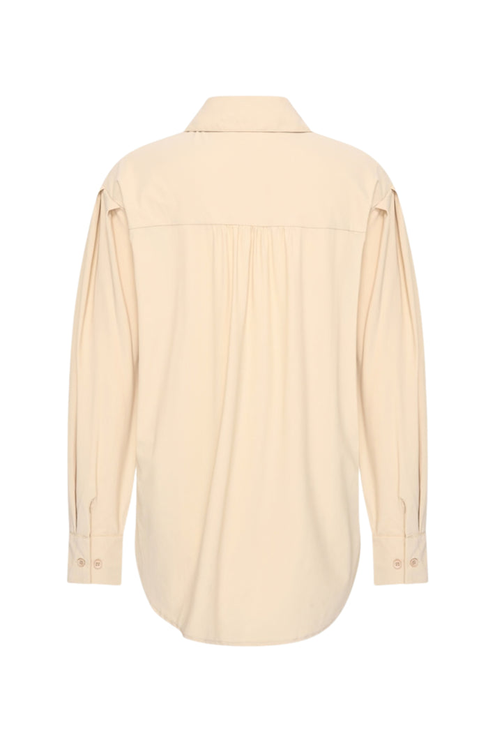 Lichte zandkleurige reisblouse van Mi Piace, stof met elegante snit, zichtbaar op de afbeelding.