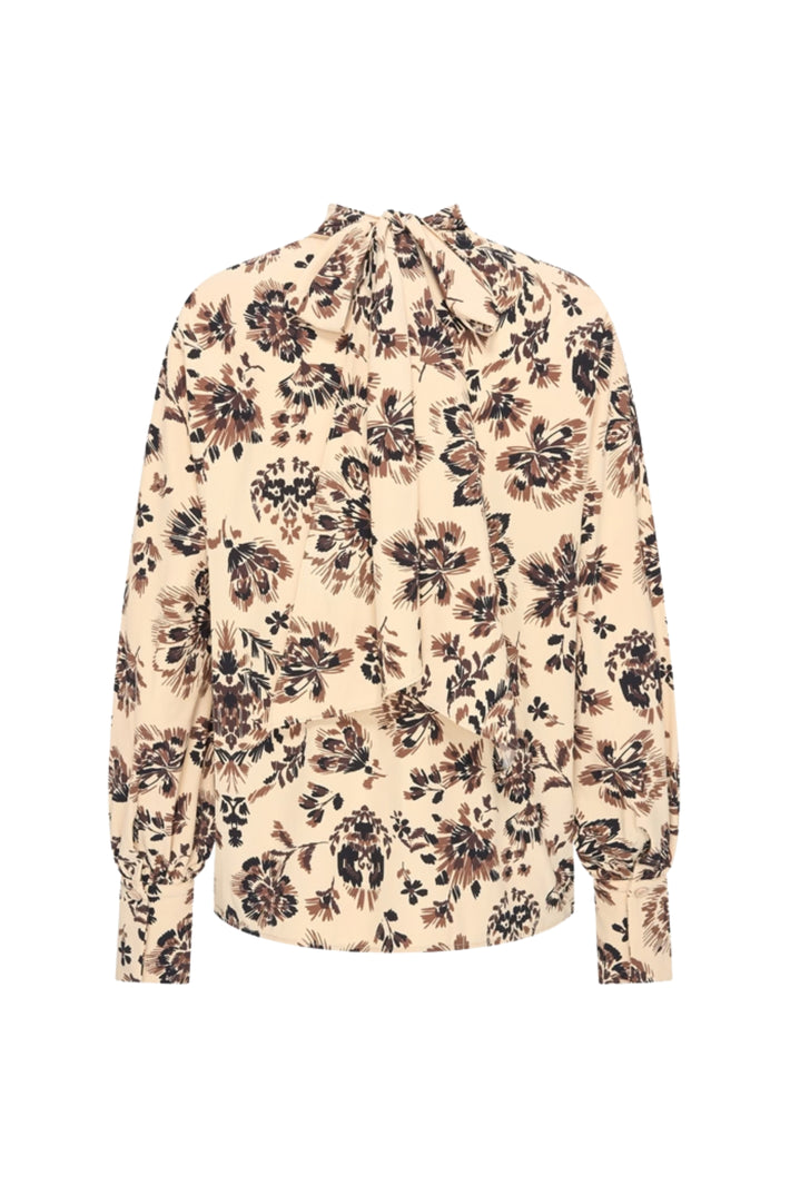 Mi Piace reisblouse met strik en bloemenprint in zandkleur, licht en comfortabel voor reizen.