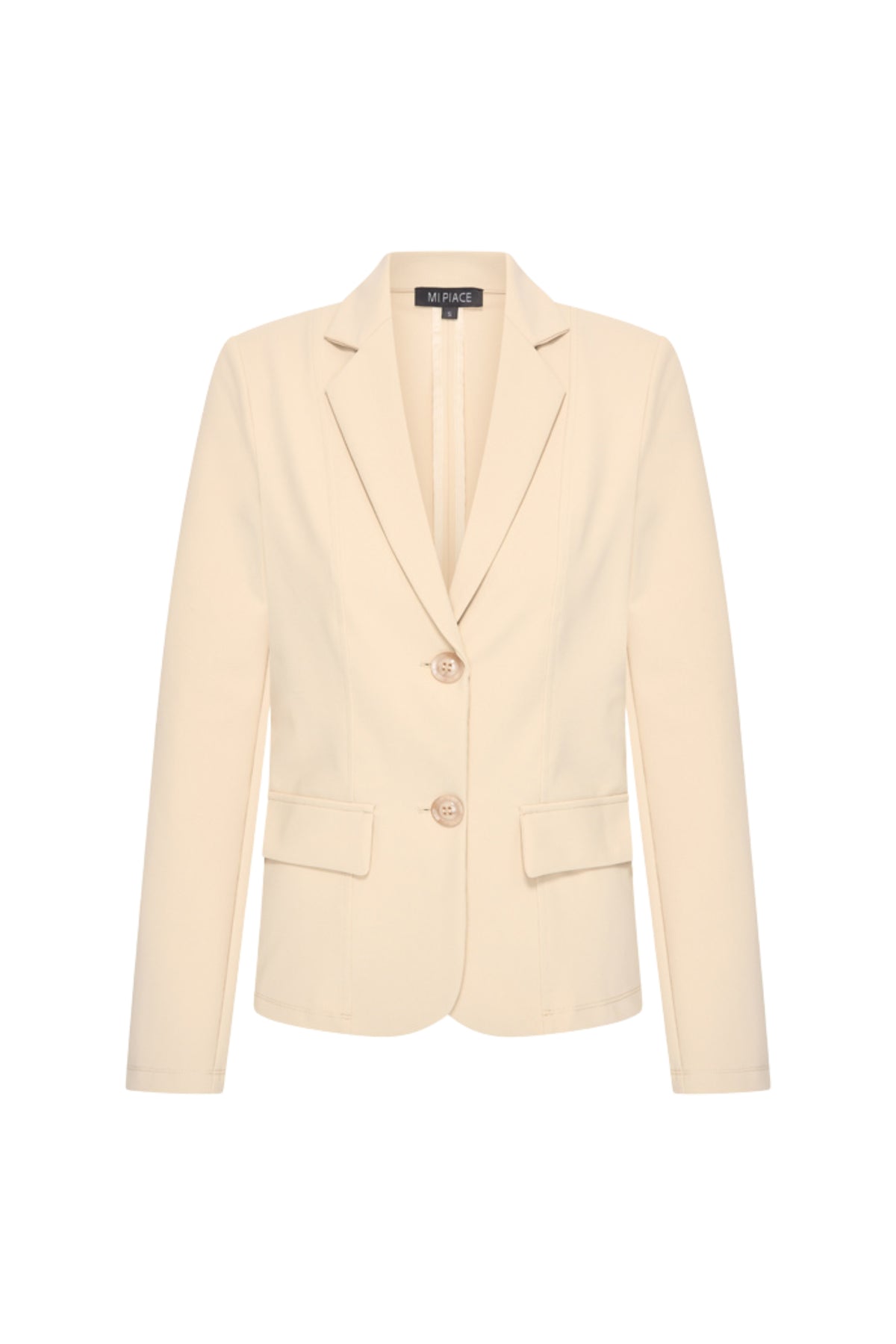Lichte bonded travel blazer in zandkleur van Mi Piace, getoond op model met knoopsluiting en zakken.