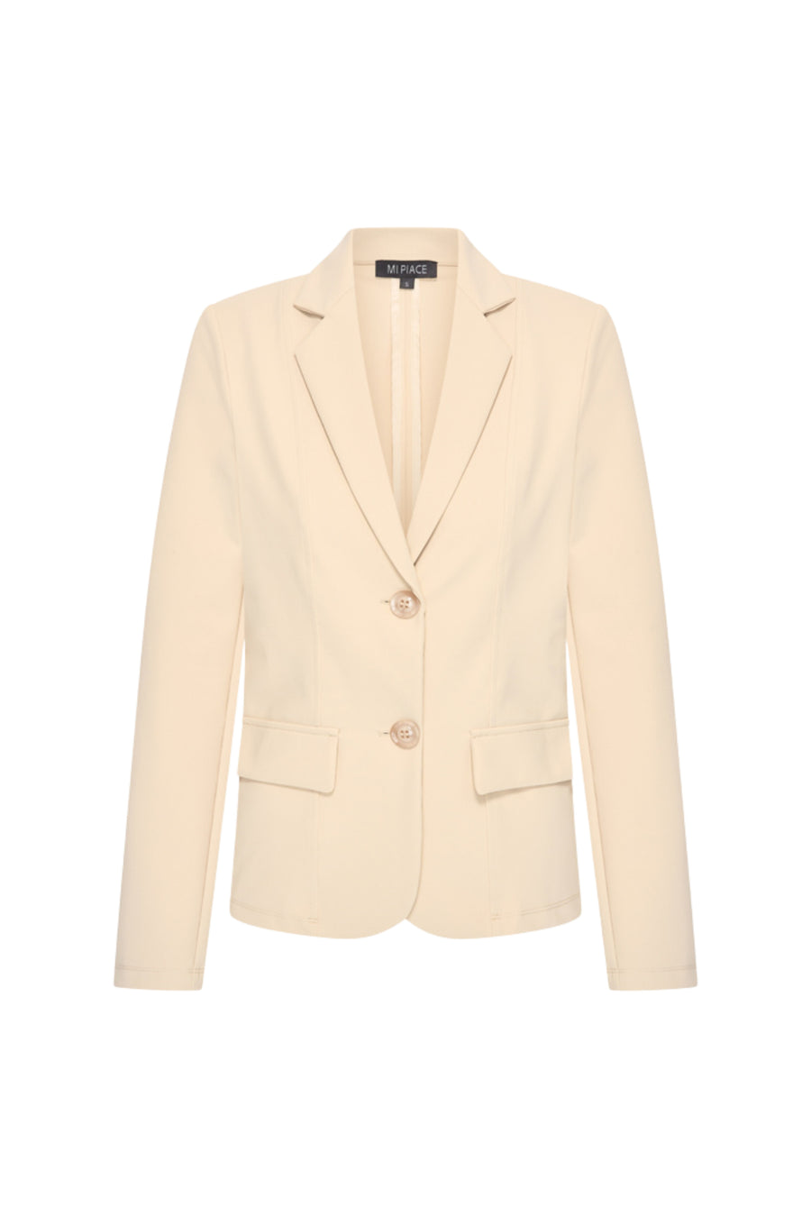 Lichte bonded travel blazer in zandkleur van Mi Piace, getoond op model met knoopsluiting en zakken.