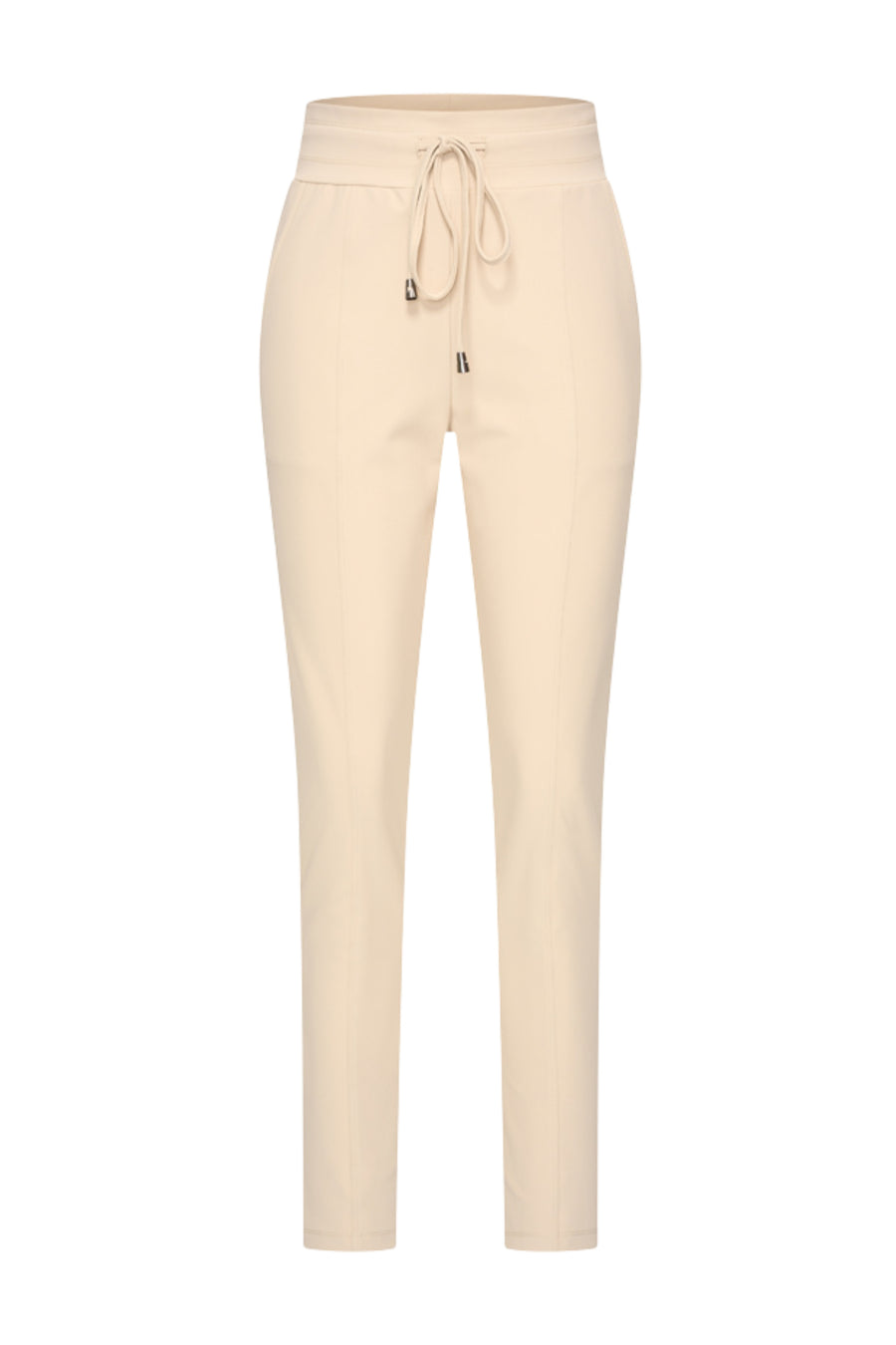 Mi Piace Travel Broek Sand 202016, lichte reisbroek met comfortabele pasvorm en zandkleurige stof, geschikt voor reizen en ontspannen.