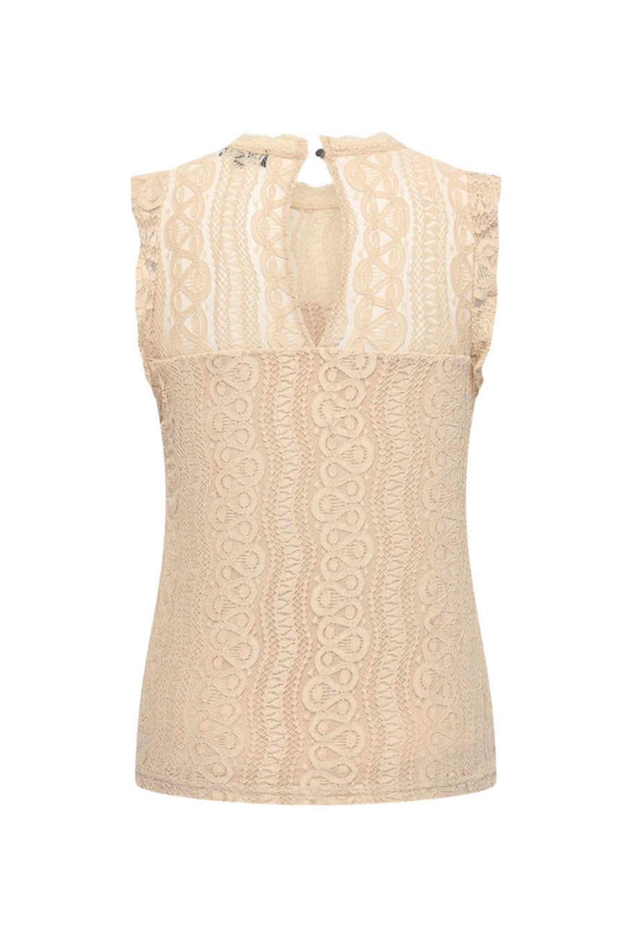Mi Piace Travel Top Kant Sand, lichtgewicht top met kanten details, gedragen door een model, geschikt voor zomerse gelegenheden.