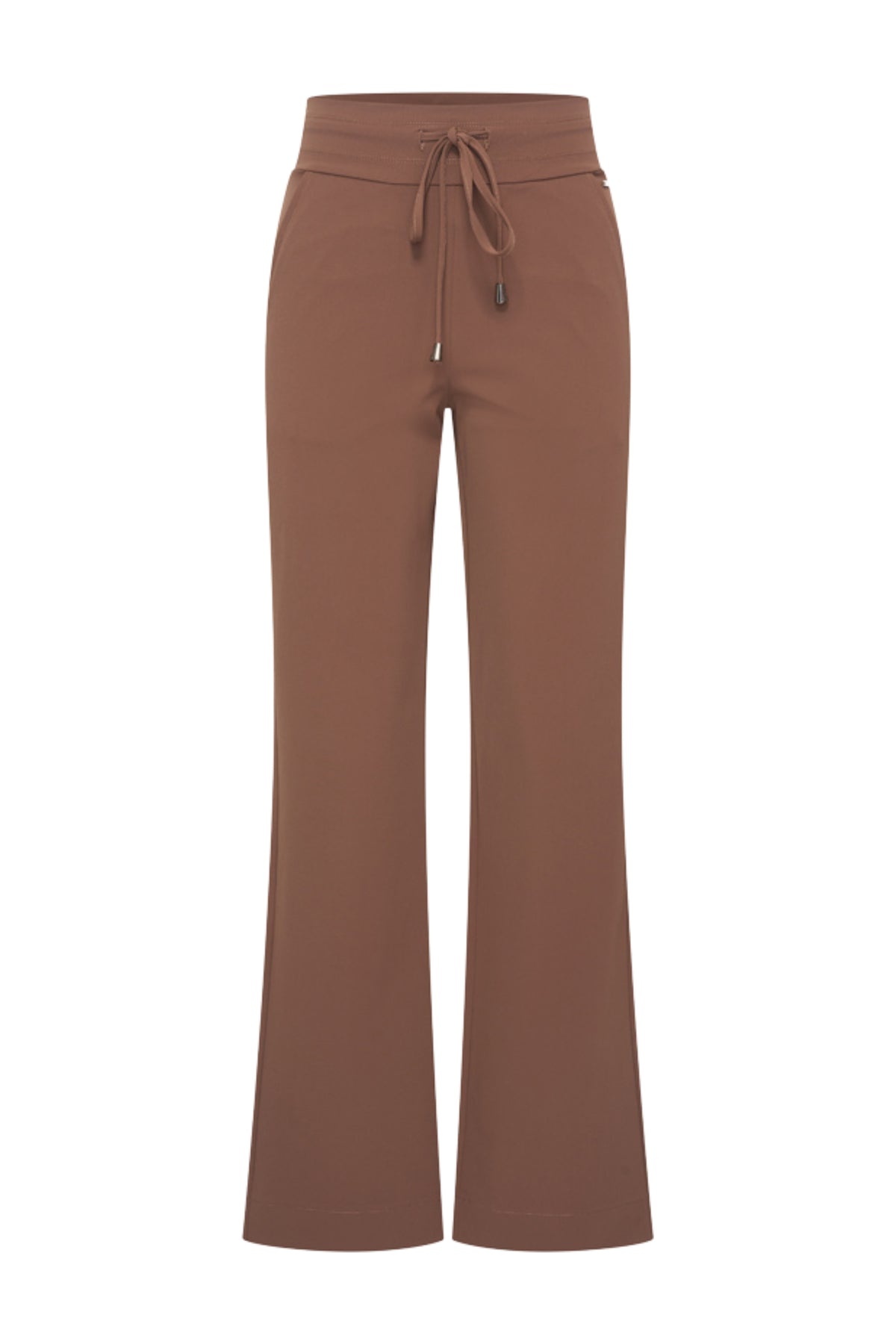 Mi Piace reisbroek in chestnut kleur, comfortabele pasvorm en stevige stof, geschikt voor reizen en dagelijks gebruik.