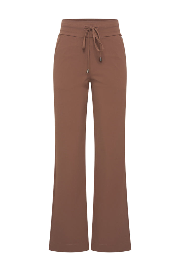 Mi Piace reisbroek in chestnut kleur, comfortabele pasvorm en stevige stof, geschikt voor reizen en dagelijks gebruik.