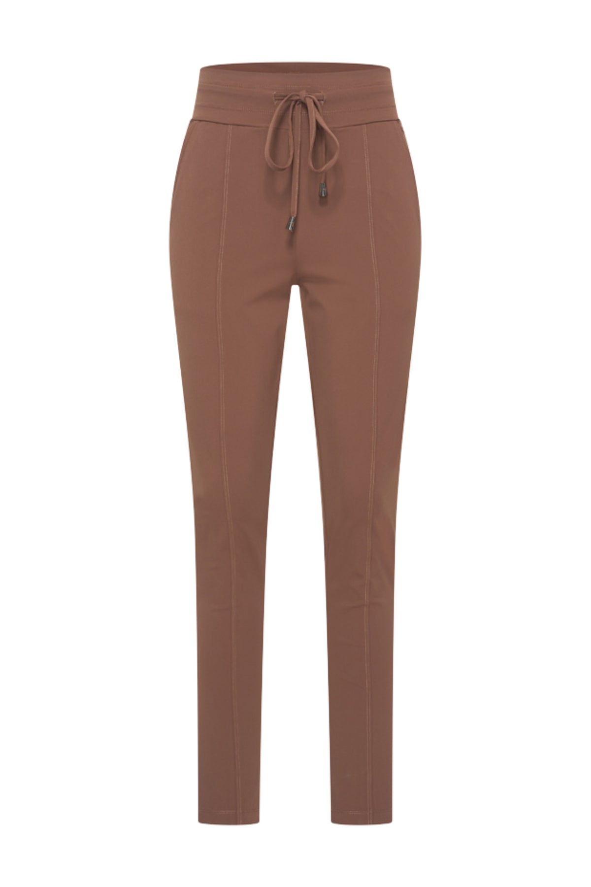 Mi Piace reisbroek Chestnut met comfortabele pasvorm en modieuze uitstraling, zichtbaar in de afbeelding.
