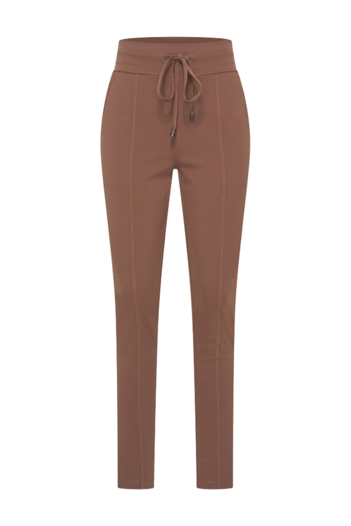 Mi Piace reisbroek Chestnut met comfortabele pasvorm en modieuze uitstraling, zichtbaar in de afbeelding.