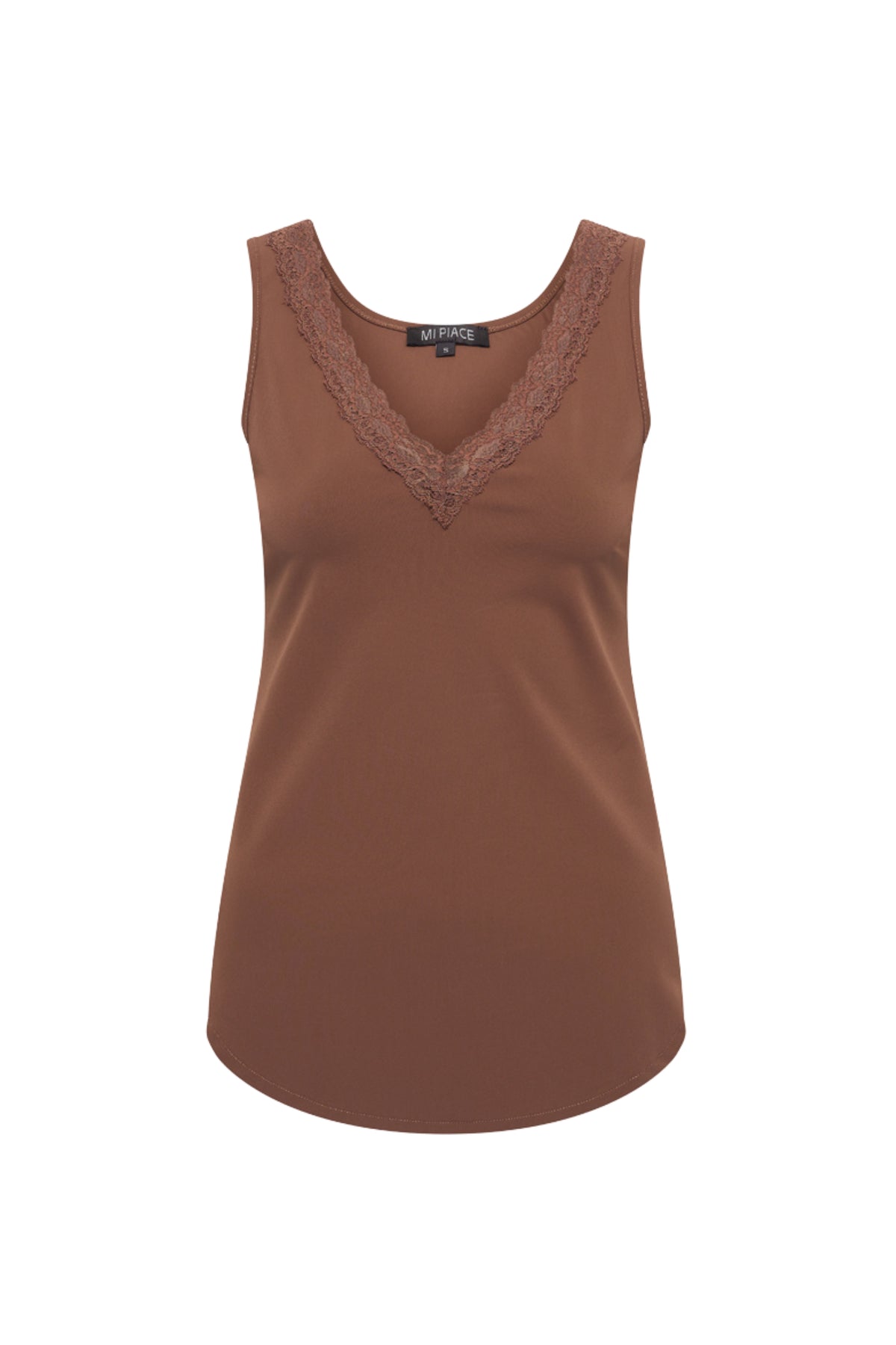 Mi Piace Travel Top Kant Chestnut, lichtbruine dames top met comfortabele pasvorm en stijlvolle details, op een model gedragen.