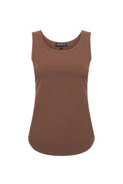 Mi Piace Travel Top in Chestnut, een stijlvolle en comfortabele top met ronde hals en korte mouwen, perfect voor reizen.