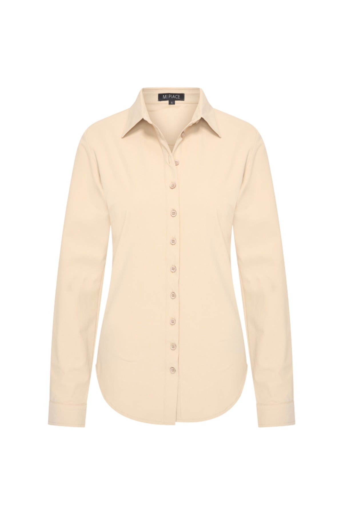 Lichte reisblouse in zandkleur van Mi Piace, met korte mouwen en zachte stof, geschikt voor comfortabel reizen.
