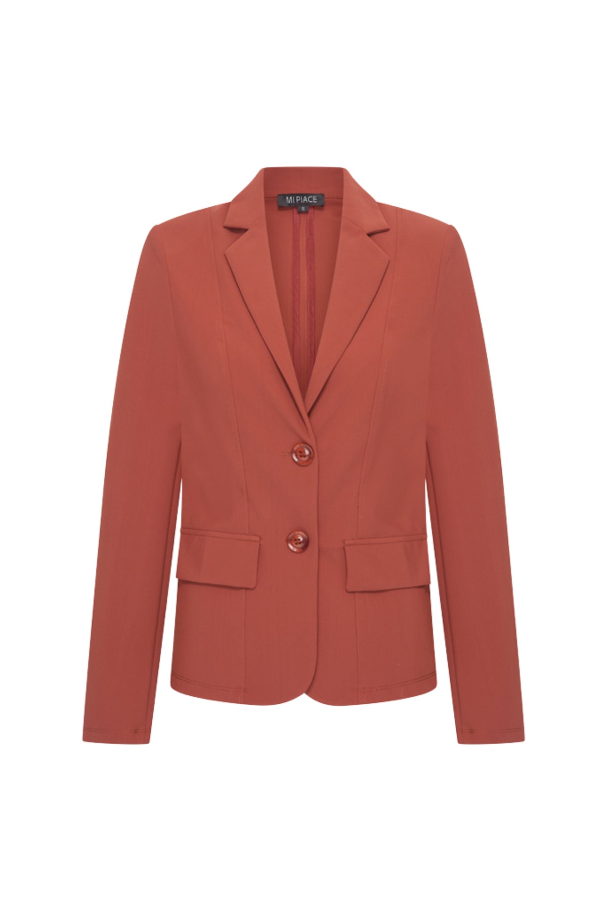 Mi Piace bonded reiskostuum blazer in Fired Brick, close-up van de stijlvolle, getailleerde pasvorm en details.