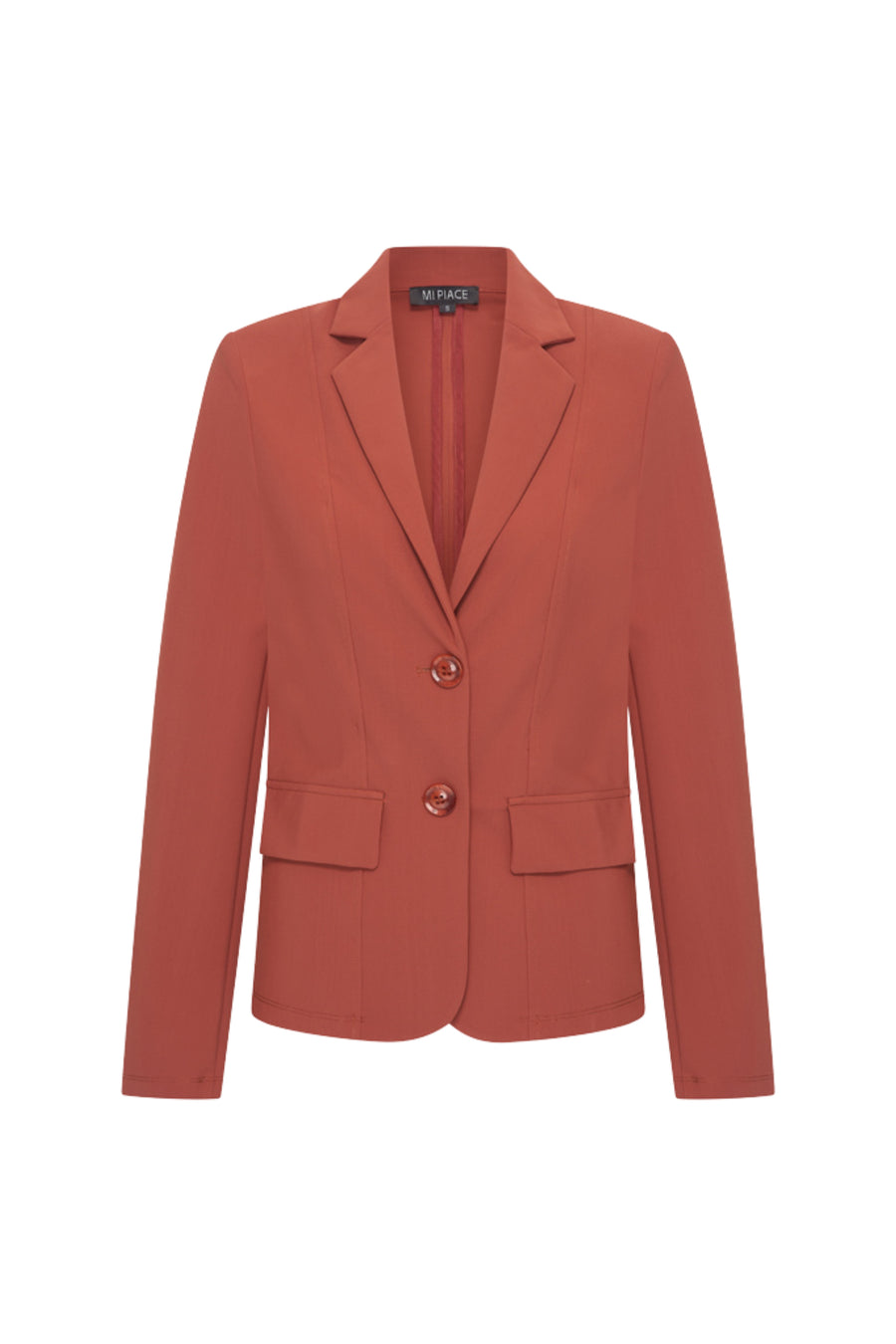 Mi Piace bonded reiskostuum blazer in Fired Brick, close-up van de stijlvolle, getailleerde pasvorm en details.