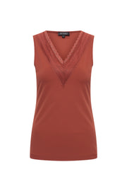 Lichtbruine Travel Top met kantdetails van Mi Piace, getoond op een mannequin, perfect voor reizen en casual dragen.