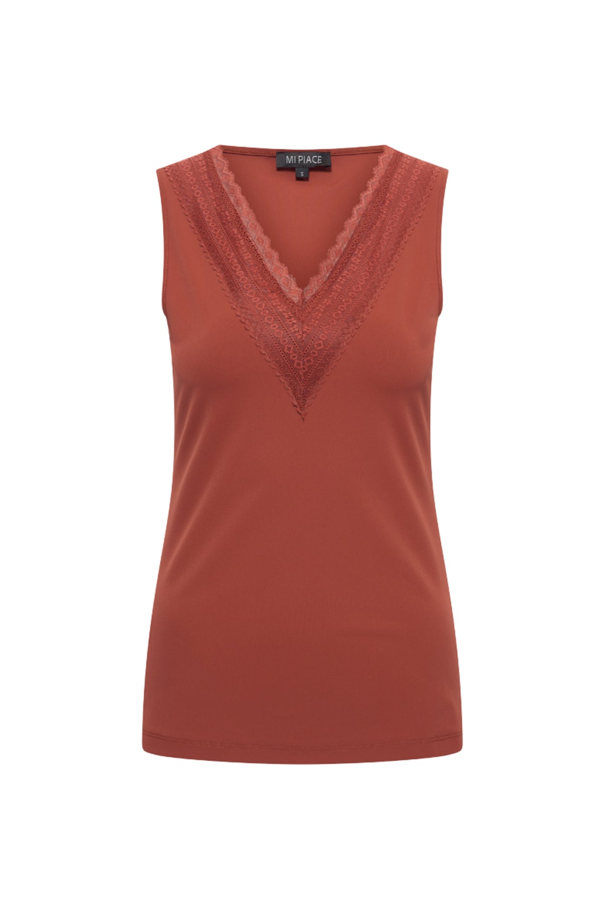 Lichtbruine Travel Top met kantdetails van Mi Piace, getoond op een mannequin, perfect voor reizen en casual dragen.