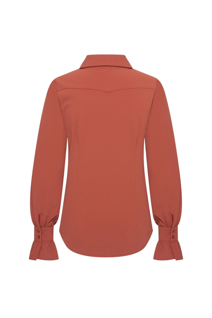 Mi Piace reisblouse in Fired Brick, lichtgewicht en stijlvolle blouse met bloemenprint, ideaal voor reizen en casual dragen.