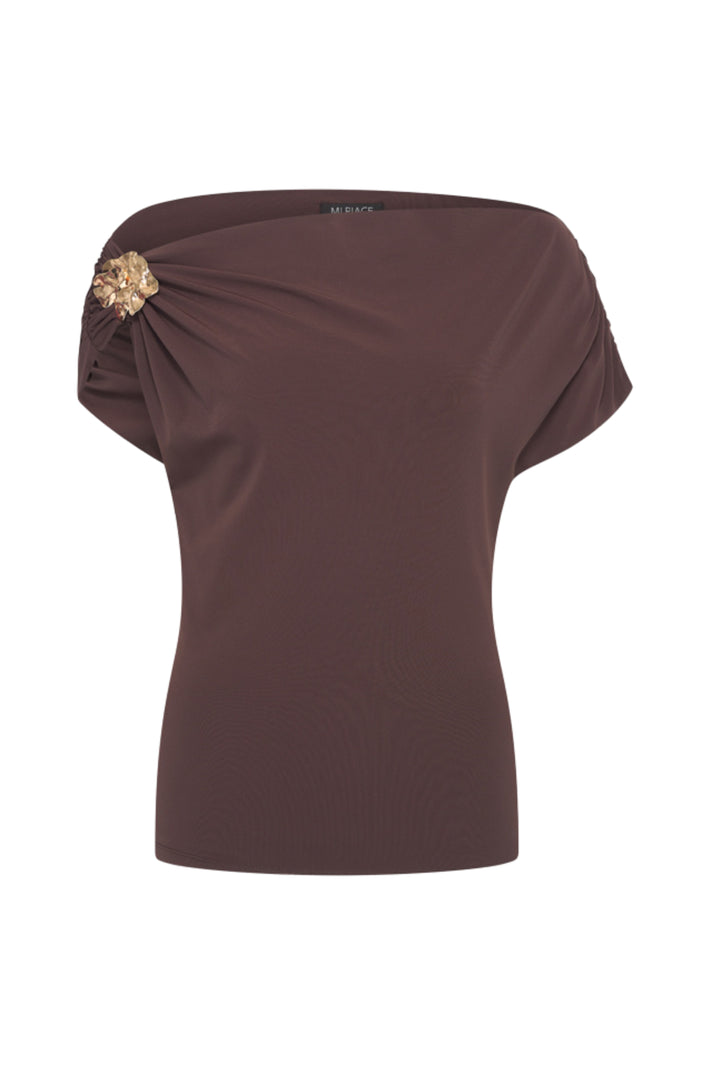 Mi Piace Travel Top Broche Espresso met roos ontwerp op een display, ideaal voor accessoire en kledingdecoratie.