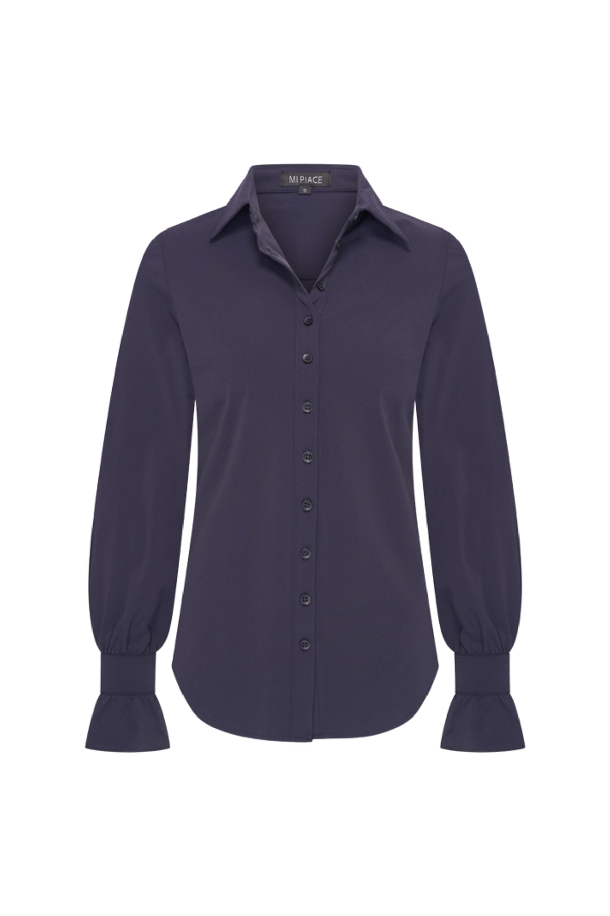 Navy blauwe reisblouse van Mi Piace met lange mouwen en knoopsluiting, gedragen door een model.