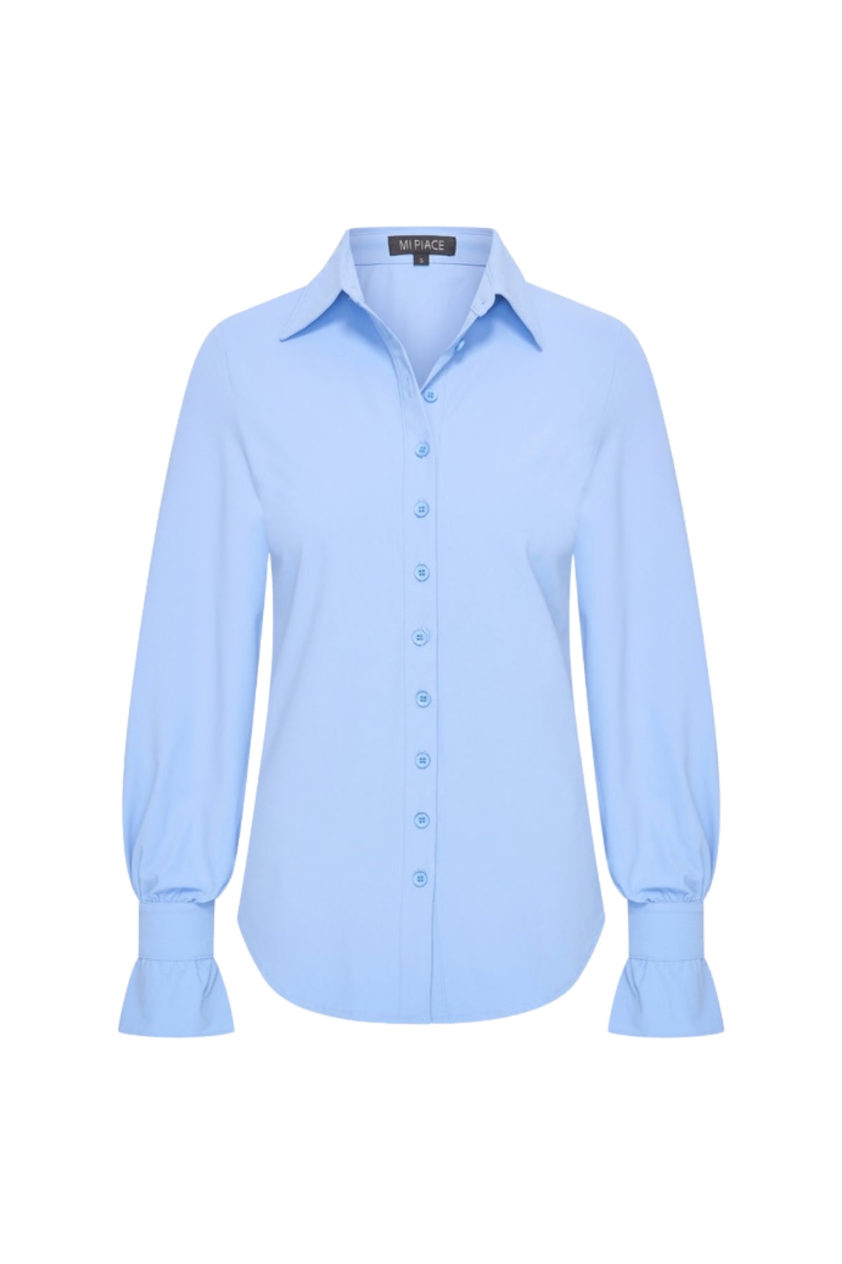 Blauwe reisblouse Della van Mi Piace, getoond op een model, met lichte stof en stijlvolle pasvorm voor comfortabel reizen.