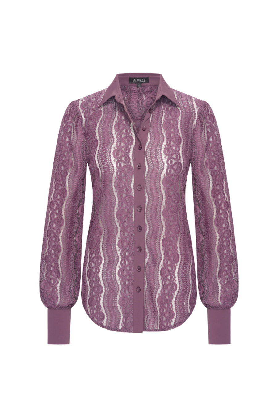 Lichtpaarse reisblouse van Mi Piace met kanten details, getoond op een model, geschikt voor reizen en casual dragen.