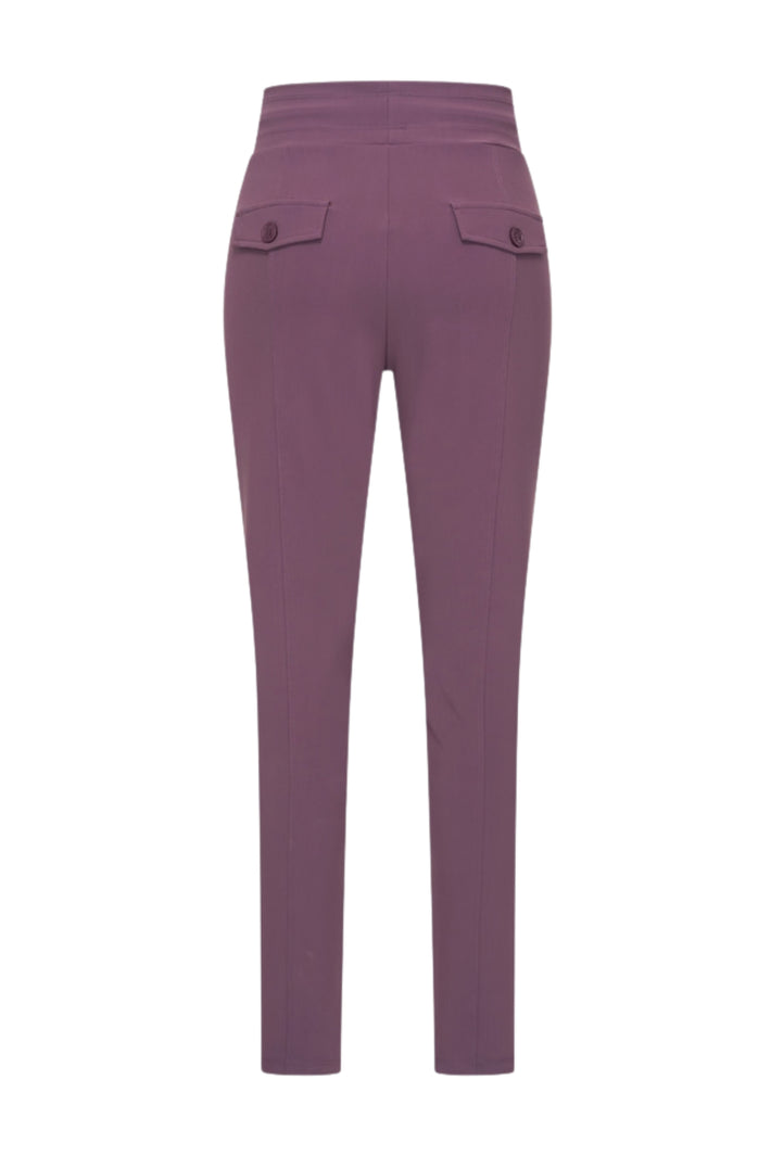 Mi Piace Bonded Travel Broek in plumkleur met comfortabele pasvorm, zichtbaar op de afbeelding.