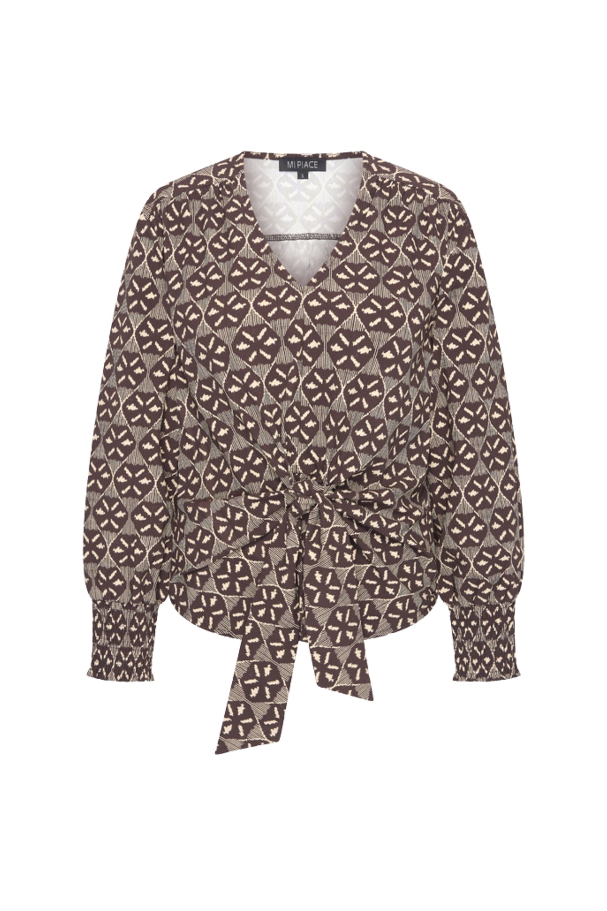 Mi Piace Travel Top met knoop en Ikat-print in espressokleur, zomerstijl, zichtbare knoopdetails en patroon.