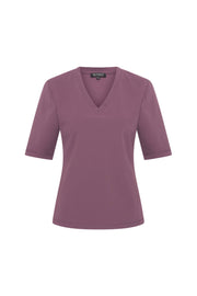 Mi Piace Travel Top in plumkleur met ronde hals en korte mouwen, gedragen door een model, close-up van de stof en pasvorm.