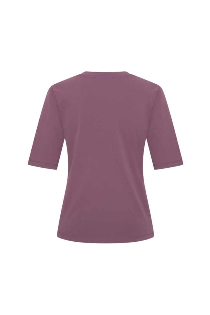 Mi Piace Travel Top Plum Perfect, damestop in rijke pruimkleur met comfortabele pasvorm en elegante details.