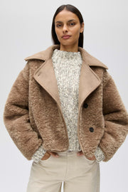 Lichte mocca Opus Hafira jacket met capuchon en ritssluiting, gedragen door een model, geschikt voor herfst en winter.