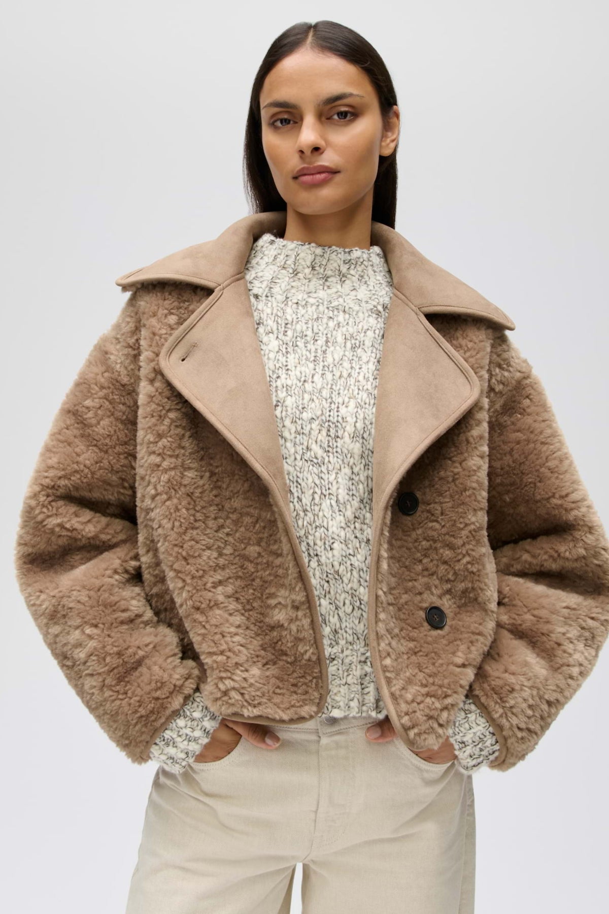 Lichte mocca Opus Hafira jacket met capuchon en ritssluiting, gedragen door een model, geschikt voor herfst en winter.