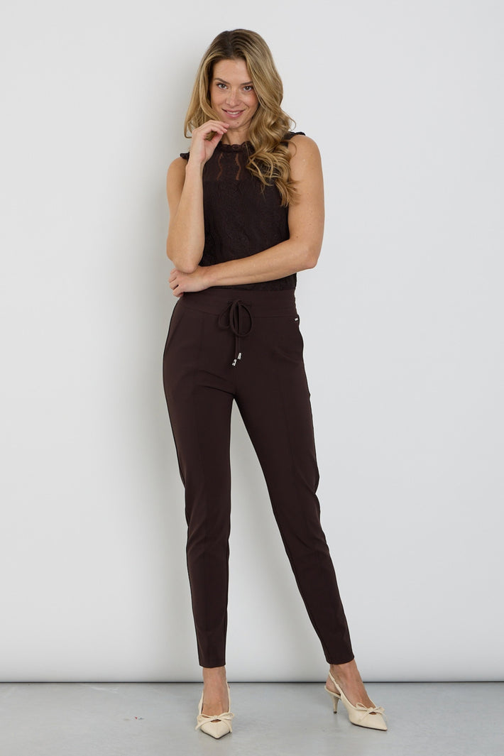 Zwarte travel broek van Mi Piace, model Espresso 202016, met comfortabele pasvorm en praktische zakken, gedragen door een persoon.