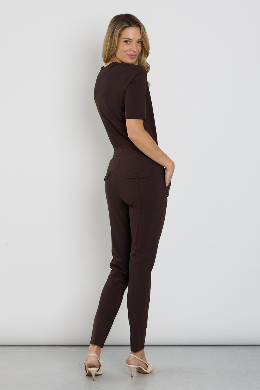 Mi Piace travel broek Espresso 202016, comfortabele bruine reisbroek met praktische zakken en stijlvolle pasvorm.